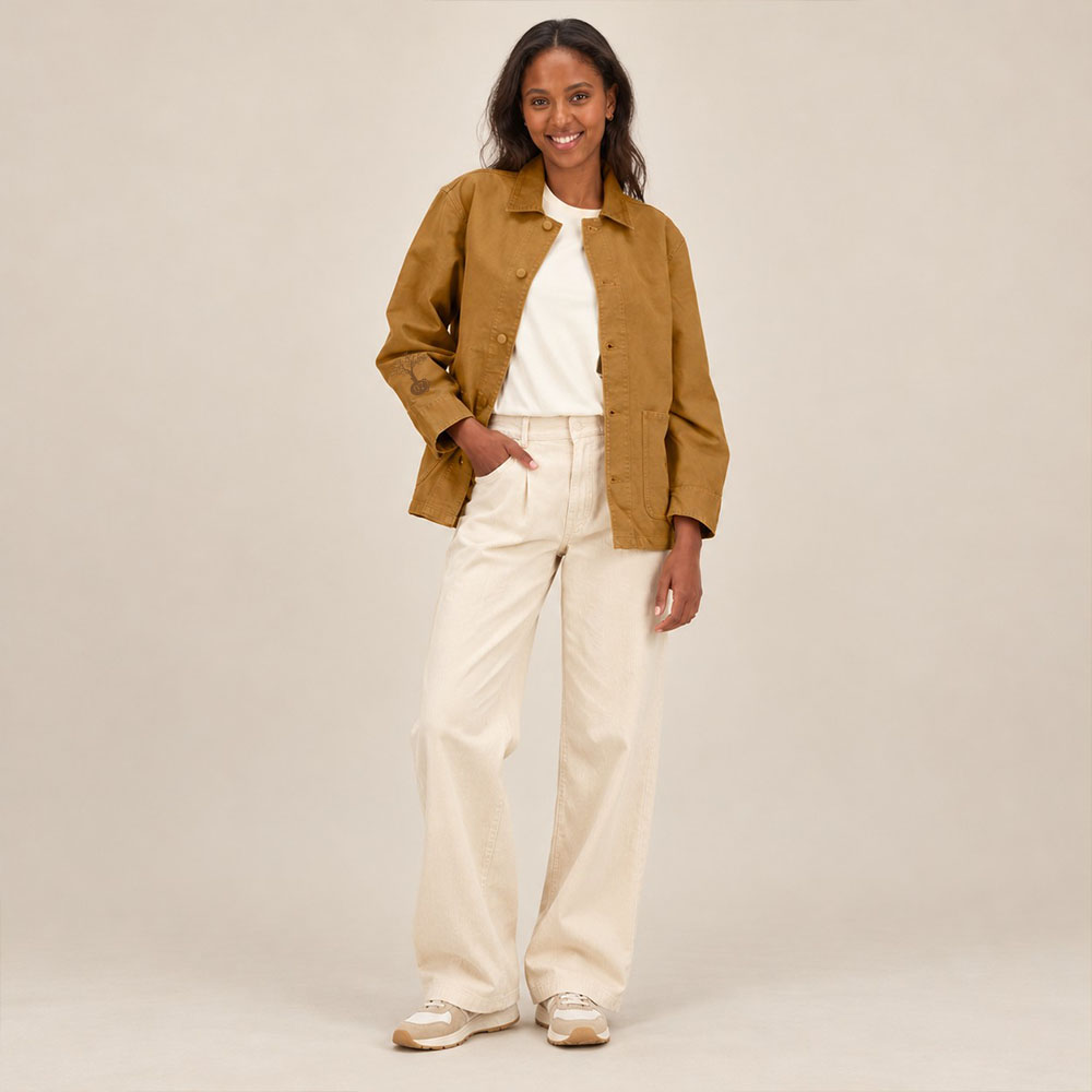 Veste bio femme couleur camel avec le dessin de la marque représentant un arbre sur la planète et un homme qui grimpe à l'arbre, sérigraphie de couleur marron. Vue de face.