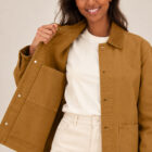 Veste bio femme couleur camel, zoom de face veste ouverte montrant la poche intérieure.