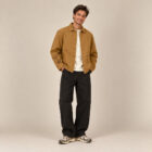 Veste bio homme couleur camel avec le dessin de la marque représentant un arbre sur la planète et un homme qui grimpe à l'arbre, sérigraphie de couleur marron. Vue de face.
