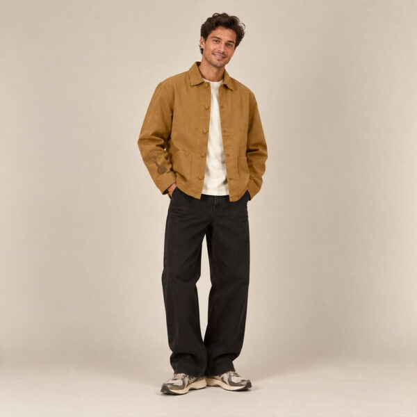 Veste bio homme couleur camel avec le dessin de la marque représentant un arbre sur la planète et un homme qui grimpe à l'arbre, sérigraphie de couleur marron. Vue de face.