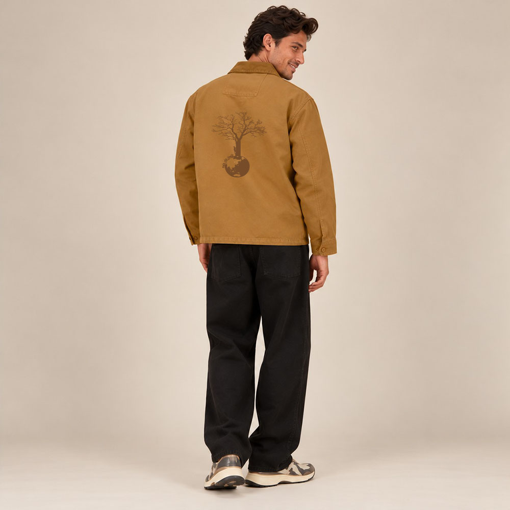 Veste homme en coton biologique couleur camel avec le dessin d'un arbre sur une planète et sérigraphie de couleur marron. Vue de dos.