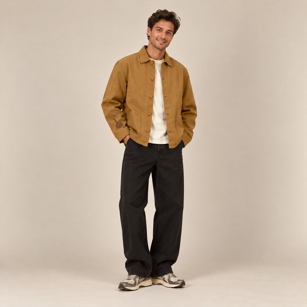 Veste unisexe coton bio camel Save The World – Ardecho07 Veste bio homme couleur camel avec le dessin de la marque représentant un arbre sur la planète et un homme qui grimpe à l'arbre, sérigraphie de couleur marron. Vue de face.