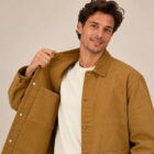 Veste bio homme couleur camel, zoom de face veste ouverte montrant la poche intérieure.